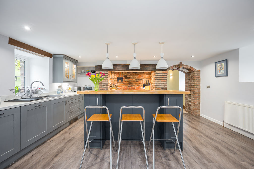 Kitchen/Breakfast Room- click for photo gallery